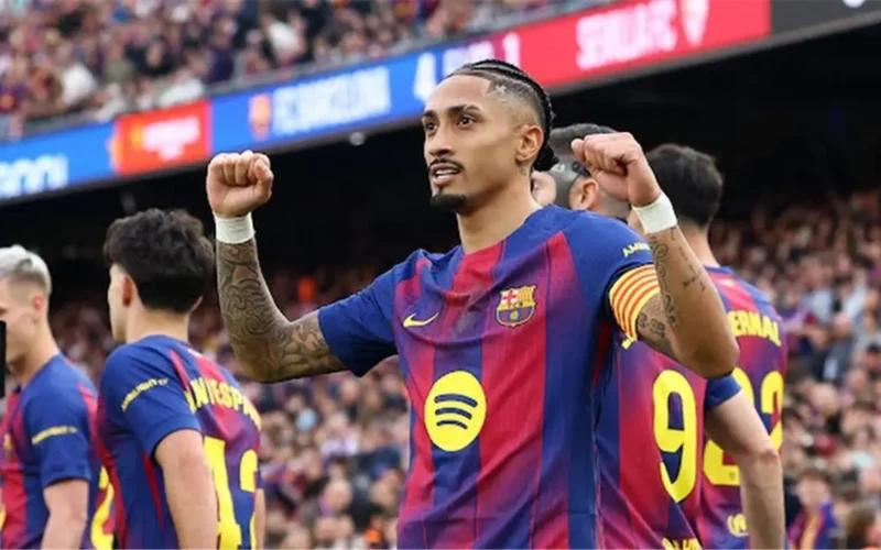 هاتريك رافينها يقود برشلونة لاكتساح إشبيلية بخماسية في الدوري الإسباني